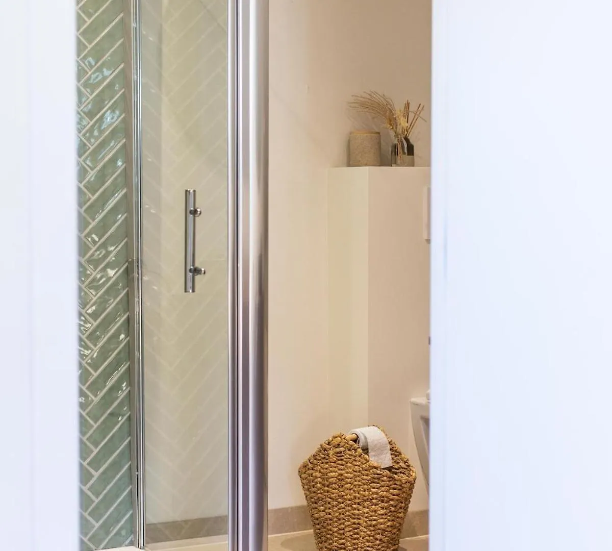 Chic 3Br Apartment Near Antwerpen-Centraal Station  Antwerp