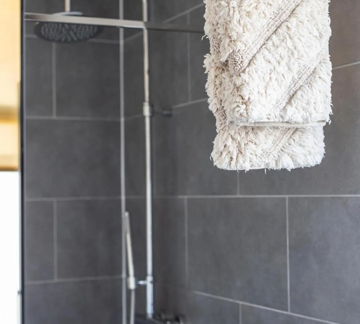 Chic 3Br Apartment Near Antwerpen-Centraal Station Antwerp
